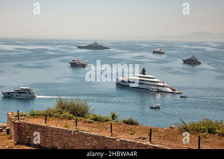 Kerkyra, Corfù, Grecia - 31 luglio 2021: Imbarcazioni e yacht di lusso ormeggiati nel porto turistico di fronte alla vecchia Fortezza Veneziana. Foto Stock