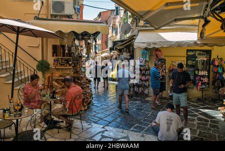 Kerkyra, Corfù, Grecia - 31 luglio 2021: La gente visita la città vecchia con negozi, bar e ristoranti. La città serve anche come capitale per la regione di t Foto Stock