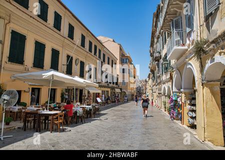 Kerkyra, Corfu, Grecia - 31 luglio 2021: La gente visita le strade della città vecchia con negozi di souvenir, bar e ristoranti. Foto Stock