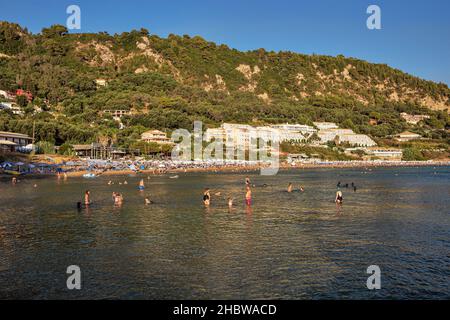 Pelekas, Corfù, Grecia - 31 luglio 2021: Le persone nuotano e si abbronzano sulla spiaggia. Pelekas si trova a sud-ovest della città di Corfù. Foto Stock