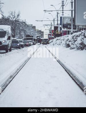 BUCAREST, ROMANIA - 06 feb 2020: Uno primo piano verticale di piste di tram coperte di neve sulle strade di Bucarest Romania Foto Stock