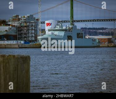 L'HMCS Margaret Brooke è dotato di HMCS Max Bernays che viene messo insieme sul molo Foto Stock