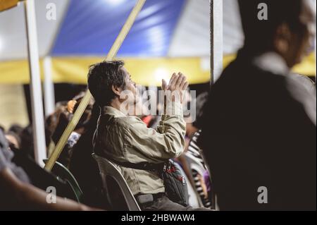 LA CARLOTA CITY, FILIPPINE - 02 marzo 2019: I partecipanti alla riunione evangelistica della tenda cristiana religiosa nelle Filippine Foto Stock