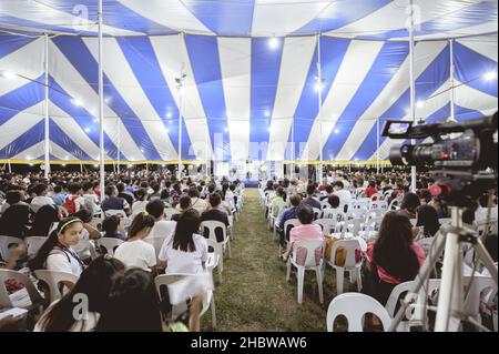 LA CARLOTA CITY, FILIPPINE - 01 marzo 2019: La vista interna della tenda per il revival religioso evangelistico cristiano riunione, Filippine Foto Stock