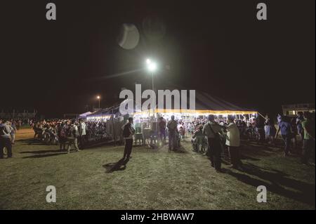 LA CARLOTA CITY, FILIPPINE - 01 marzo 2019: Il risveglio evangelistico religioso della tenda cristiana di notte, Isole Filippine Foto Stock