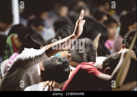 CITTÀ DI LA CARLOTA, FILIPPINE - 01 marzo 2019: Un gruppo di religiosi che partecipano al risveglio evangelistico della tenda cristiana, Isole Filippine Foto Stock