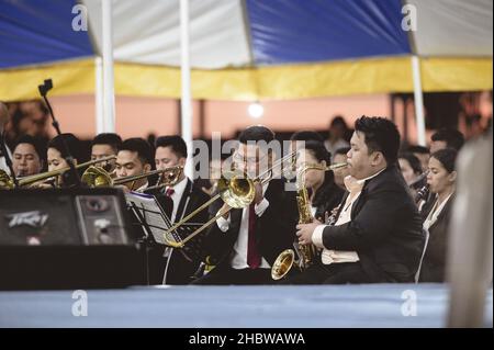 LA CARLOTA CITY, FILIPPINE - Mar 02, 2019: L'orchestra musicale che suona per un incontro evangelistico religioso tenda cristiana nelle Filippine Foto Stock