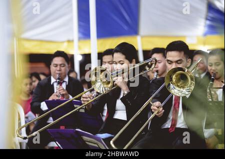 LA CARLOTA CITY, FILIPPINE - 01 marzo 2019: I musicisti che suonano al revival religioso evangelistico della tenda cristiana, Filippine Foto Stock