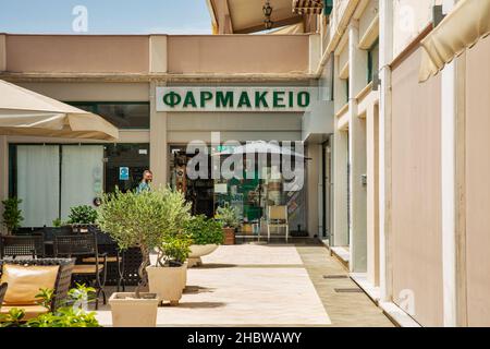 Leflimmi, Corfù, Grecia - 05 agosto 2021: Facciata farmacia in piccola città. Corfù è un'isola greca del Mar Ionio. Lefkimmi è il muni più meridionale Foto Stock