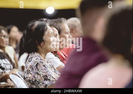 LA CARLOTA CITY, FILIPPINE - 01 marzo 2019: Le persone che partecipano all'incontro religioso evangelistico, la Carlota City, Filippine Foto Stock