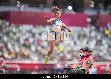 Alina Rotaru-Kottmann partecipa ai Giochi Olimpici di Tokyo 2020 nella disciplina del salto a lungo. Foto Stock