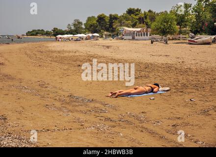 Kabos, Corfù, Grecia - 05 agosto 2021: La gente si rilassa sulla spiaggia di Kabos. Corfù è un'isola greca del Mar Ionio. Foto Stock