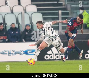 Torino, Italia - 21 dicembre 2021, Federico Bernardeschi (Juventus FC) e Dalbert di Cagliari Calcio durante il campionato italiano Serie Una partita di calcio tra Juventus FC e Cagliari Calcio il 21 dicembre 2021 allo stadio Allianz di Torino - Foto: Nderim Kaceli/DPPI/LiveMedia Foto Stock