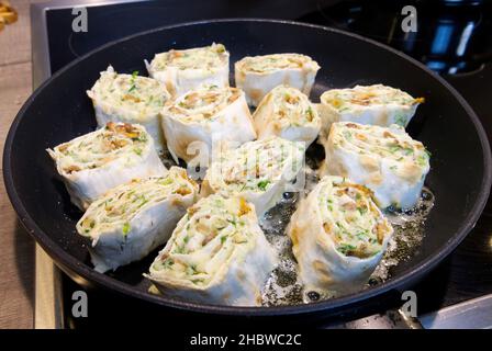 Snack roll di pita su una padella. Foto Stock