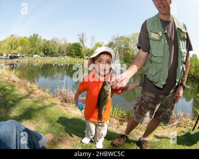 Upper Saddle River - 01-MAY- Annual Fishing Derby - 64151 - Little boy, un'altra cattura. FOTO DI JIM DELILLO Foto Stock