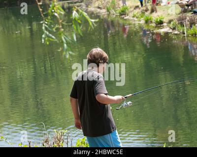 Upper Saddle River - 01-MAY- Annual Fishing Derby - 64151 - Little boy, un'altra cattura. FOTO DI JIM DELILLO Foto Stock