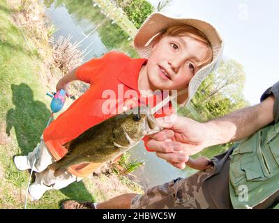 Upper Saddle River - 01-MAY- Annual Fishing Derby - 64151 - Little boy, un'altra cattura. FOTO DI JIM DELILLO Foto Stock