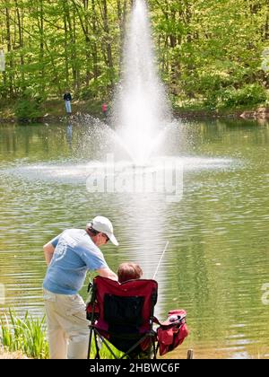 Upper Saddle River - 01 MAGGIO - Annual Fishing Derby - 64151 - Andrew Preziosi e Cody Jordan relax al laghetto. FOTO DI JIM DELILLO Foto Stock