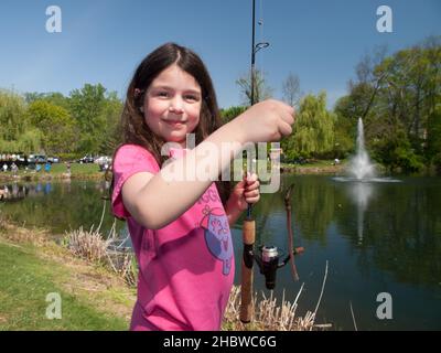 Upper Saddle River - 01 MAGGIO - Annual Fishing Derby - 64151 - bambina, un'altra cattura. FOTO DI JIM DELILLO Foto Stock