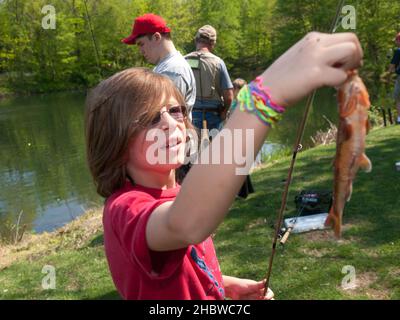 Upper Saddle River - 01 MAGGIO - Annual Fishing Derby - 64151 - other catch. FOTO DI JIM DELILLO Foto Stock