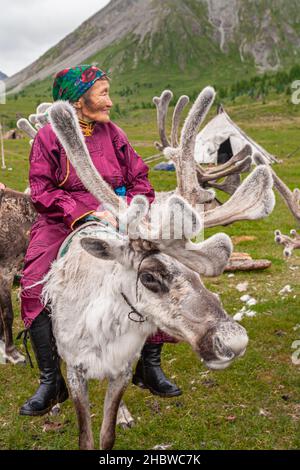 Comunità Turca di mandrie di renne semi-nomadi che vivono nella provincia più settentrionale della Mongolia Foto Stock