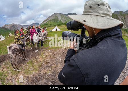 Comunità Turca di mandrie di renne semi-nomadi che vivono nella provincia più settentrionale della Mongolia Foto Stock