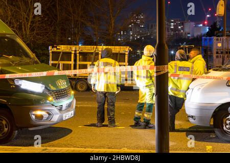 Greenwich, Londra, Regno Unito. 21 dicembre 2021. Polizia, vigili del fuoco e paramedici erano sulla scena per un incidente stradale su Eltham Road al largo di Kidbrooke Park Road. Chiusura della strada e traffico in coda su A20 tra Lee Green e l'incrocio di Kidbrooke Park Road dal tardo pomeriggio 15:30. La congestione dell'ora di punta della sera si sta accumulando sulla strada circolare sud nell'area circostante. Credit: Xiu Bao/Alamy Live News Foto Stock