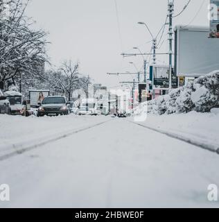 BUCAREST, ROMANIA - 06 feb 2020: Un primo piano di bellissime piste di tram coperte di neve in inverno a Bucarest, Romania Foto Stock