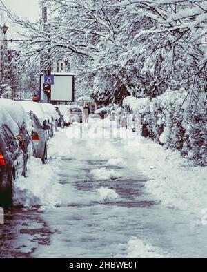 BUCAREST, ROMANIA - 06 feb 2020: Una bella vista verticale delle strade innevate e degli alberi a Bucarest, Romania Foto Stock