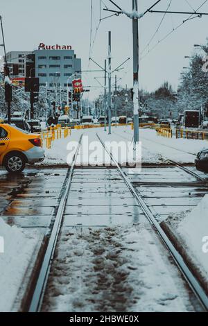 BUCAREST, ROMANIA - 06 feb 2020: Uno primo piano verticale di piste di tram coperte di neve nelle strade di Bucarest Romania Foto Stock