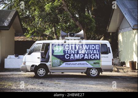 LA CARLOTA CITY, FILIPPINE - Mar 01, 2019: Filippino vecchio stile che fa pubblicità sul lato di un furgone per una campagna di risveglio tenda in tutta la città, la Carlota Foto Stock