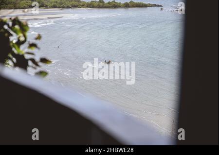 LA CARLOTA CITTÀ, FILIPPINE - Mar 01, 2019: I pescatori e le donne filippini autoctoni raccolgono il pesce dall'oceano con una rete Foto Stock