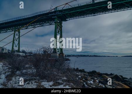 Ponte di Angus L. Macdonald nel comune regionale di Halifax, che attraversa il porto di Halifax dal centro di Halifax a Dartmouth Foto Stock