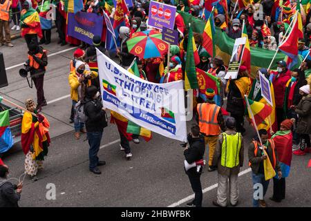 Seattle, USA, 11th Dic, 2021. I manifestanti di Seattle si scendono per strada per chiedere un intervento internazionale per porre fine alla guerra in Tigray. Migliaia di civili sono stati uccisi e innumerevoli hanno bisogno di aiuti. I manifestanti chiedono all'amministrazione Biden di intervenire. Credit: James Anderson/Alamy Live News Foto Stock