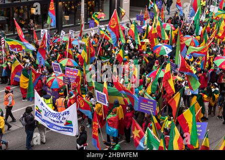 Seattle, USA, 11th Dic, 2021. I manifestanti di Seattle si scendono per strada per chiedere un intervento internazionale per porre fine alla guerra in Tigray. Migliaia di civili sono stati uccisi e innumerevoli hanno bisogno di aiuti. I manifestanti chiedono all'amministrazione Biden di intervenire. Credit: James Anderson/Alamy Live News Foto Stock