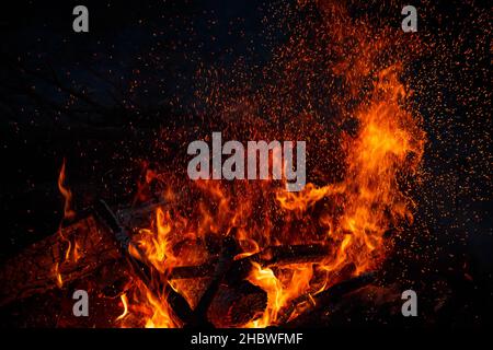 Miliardi di scintille in aumento da un potente falò, effetto spaziale colorato Foto Stock