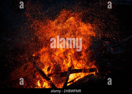 Miliardi di scintille in aumento da un potente falò, effetto spaziale colorato Foto Stock