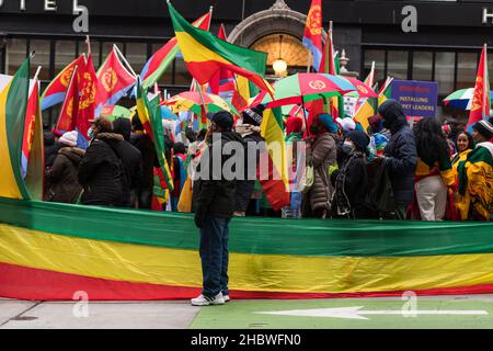 Seattle, USA, 11th Dic, 2021. I manifestanti di Seattle si scendono per strada per chiedere un intervento internazionale per porre fine alla guerra in Tigray. Migliaia di civili sono stati uccisi e innumerevoli hanno bisogno di aiuti. I manifestanti chiedono all'amministrazione Biden di intervenire. Credit: James Anderson/Alamy Live News Foto Stock