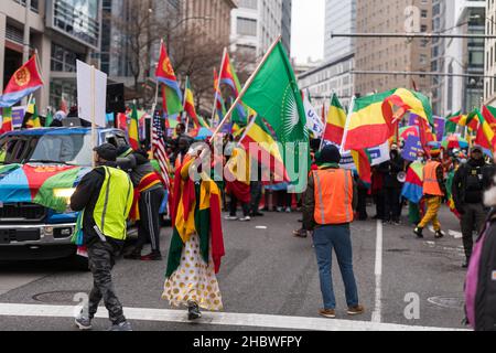 Seattle, USA, 11th Dic, 2021. I manifestanti di Seattle si scendono per strada per chiedere un intervento internazionale per porre fine alla guerra in Tigray. Migliaia di civili sono stati uccisi e innumerevoli hanno bisogno di aiuti. I manifestanti chiedono all'amministrazione Biden di intervenire. Credit: James Anderson/Alamy Live News Foto Stock