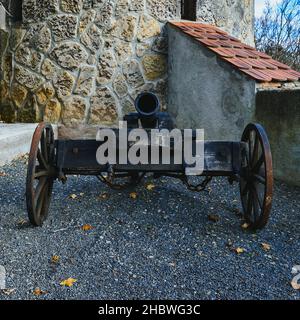 Un vecchio cannone nel castello di Rosenburg vicino a Ballenstedt in Sassonia-Anhalt Foto Stock