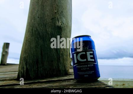 Una lattina di birra ghiacciata Niugini - il lager più cool della Papua Nuova Guinea nella Provincia Centrale, Papua Nuova Guinea Foto Stock