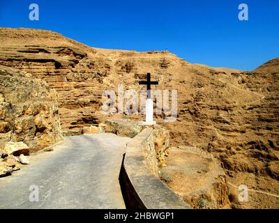 Croce cristiana accanto al Monastero di San Giorgio di Choziba , Wadi Qelt Israele. Deserto della Giudea Foto Stock