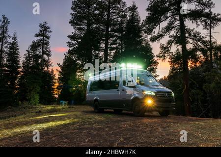 Vista notturna di Airstream Interstate 24X camper; campeggio a pagamento; ormeggio; Camus Sno-Park; Foresta Nazionale; Vicino ad Adel; Oregon; USA Foto Stock