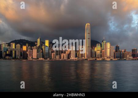 HONG KONG, CINA - 23 maggio 2018: Lo skyline dell'isola di Hong Kong al tramonto Foto Stock