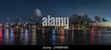 HONG KONG, CINA - 24 maggio 2018: Lo skyline dell'isola di Hong Kong all'ora blu Foto Stock