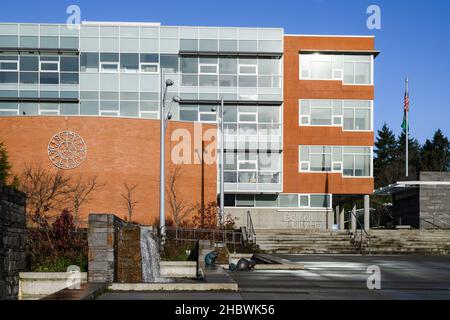 Bothell, WA, USA - 19 dicembre 2021;Bothell City Hall edificio al sole con la luce che si riflette sulle finestre. Foto Stock
