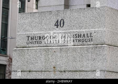 New York, Stati Uniti. 21st Dic 2021. Atmosfera fuori dal tribunale di Thurgood Marshall Stati Uniti a Manhattan, mentre la giuria delibera a New York. Il Ghislaine Maxwell di 59 anni è accusato di aiutare il finanziere Jeffrey Epstein reclutare e abusare sessualmente quattro ragazze minorenni per anni. Se condannato, la socialita britannica potrebbe affrontare fino a 80 anni di prigione. Credit: SOPA Images Limited/Alamy Live News Foto Stock