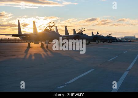 F-15E Sciopero aquile assegnato al 336th Fighter Squadron Sit pronto per eseguire la missione NATO Enhanced Air poliziing a Campia Turzii, Romania, 18 dicembre 2021. La missione di polizia aerea della NATO è stata eseguita continuamente dal 1961, tuttavia una formazione e un esercizio frequenti sono fondamentali per garantire che la potenza aerea della NATO rimanga sempre pienamente preparata. (STATI UNITI Air Force foto di Tech. SGT. Jacob Albers) Foto Stock