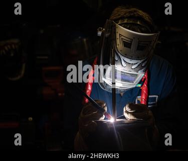 211220-N-LU761-1003 STATI UNITI 7TH AREA DI RESPONSABILITÀ DELLA FLOTTA (DIC. 20, 2021) Hull Maintenance Technician Fireman Kameron Lubonski, nativo di Atlanta, Michigan, salda nel negozio di macchine a bordo di una portaerei di classe Nimitz USS Carl Vinson (CVN 70), 20 dicembre 2021. Carl Vinson Carrier Strike Group è in fase di implementazione programmata nell'area delle operazioni della flotta USA 7th per migliorare l'interoperabilità attraverso alleanze e partnership, fungendo da forza di risposta pronta a supportare una regione indopacifica libera e aperta. (STATI UNITI Foto Navy di Mass Communication Specialist 3rd Classe Caden Richmond) Foto Stock