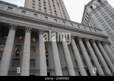 New York, Stati Uniti. 21st Dic 2021. Atmosfera fuori dal tribunale di Thurgood Marshall Stati Uniti a Manhattan, mentre la giuria delibera a New York. Il Ghislaine Maxwell di 59 anni è accusato di aiutare il finanziere Jeffrey Epstein reclutare e abusare sessualmente quattro ragazze minorenni per anni. Se condannato, la socialita britannica potrebbe affrontare fino a 80 anni di prigione. (Foto di John Nacion/SOPA Images/Sipa USA) Credit: Sipa USA/Alamy Live News Foto Stock